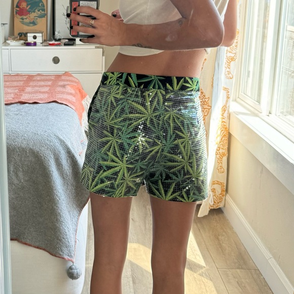 Le Superbe Sequin Graphic Weed Print Shorts - Picture 6 of 6